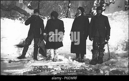 . Inglese: cacciatore di Capitano ed equipaggio, superstiti del naufragio della FARALLON, Iliamna Bay, Gennaio 1910 . Inglese: l Alaska Steamship Co. goletta a vapore Farallon che serviced southeastern Alaska è stata smantellata nel Iliamna Bay il 5 gennaio 1910. John Thwaites fu tra i naufraghi i passeggeri . Didascalia sulla immagine: Capt. Hunter, il cap. Crook, e marinai, relitto della S.S. Farallon, Alaska, 5 gennaio '10 [didascalia invertita] PH Coll 247.71 soggetti (LCTGM): Nave capitani--Alaska; marinai--Alaska; Alaska Steamship Co.--persone -- Alaska; Iliamna Bay (Alaska) soggetti (LCSH): Naufragio vittime--Alaska--Iliam Foto Stock