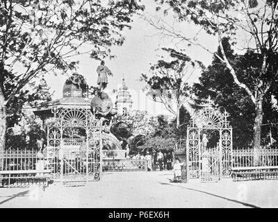 Español: Monumento a Cristóbal Colón en la Ciudad de Guatemala, aproximadamente en 1900. 1900 11 Colonguatemala1900 Foto Stock
