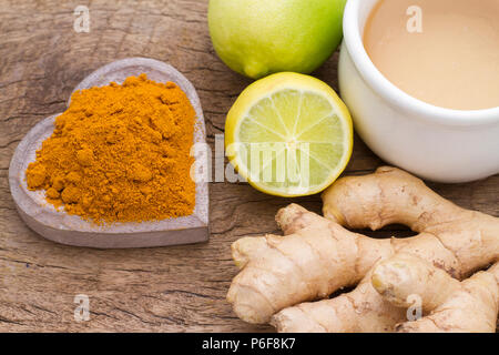 La curcuma, lo zenzero e il limone sul tavolo Foto Stock