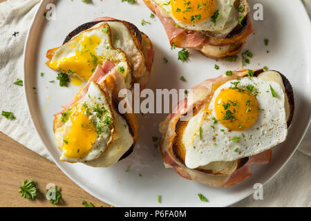 In casa francese Croque Madame Sandwich con prosciutto e formaggio Foto Stock