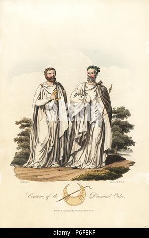 Costume del Druidical Ordine, pre-romana. Arch-Druid in una ghirlanda di foglie di quercia e Druid tenendo un Cornan, un simbolo di un festival. Acquatinta Handcolored da R. Havell da una illustrazione di Charles Hamilton Smith da Samuel Meyrick i costumi degli abitanti originari delle isole britanniche, Londra, 1821. Foto Stock