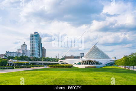 Il Milwaukee Art Museum,Milwaukee, WI, Stati Uniti d'America, 8-9-17: Milwaukee Art Museum con cielo blu sullo sfondo. Foto Stock