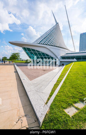Il Milwaukee Art Museum,Milwaukee, WI, Stati Uniti d'America, 8-9-17: Milwaukee Art Museum con cielo blu sullo sfondo. Foto Stock