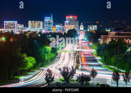 Boise, Idaho, Stati Uniti d'America 2017/06/15 : Boise cityscape di notte con semaforo. Foto Stock