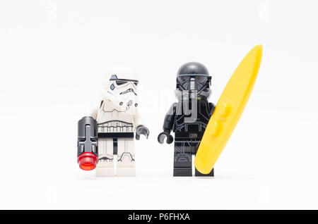 Storm troopers guardando la morte trooper tenendo un surf board. Lego minifigures sono fabbricati da Lego. Foto Stock