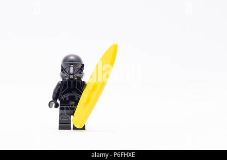 La morte trooper tenendo un surf board. Lego minifigures sono fabbricati da Lego. Foto Stock