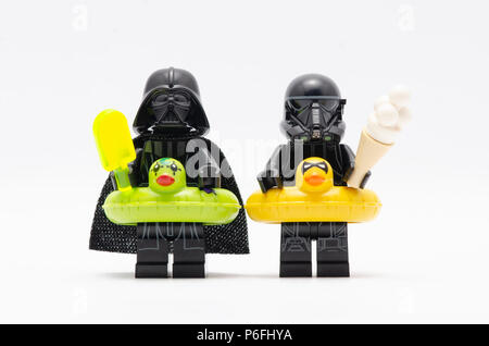 Darth Vader e morte trooper holding gelato. Lego minifigures sono fabbricati da Lego. Foto Stock