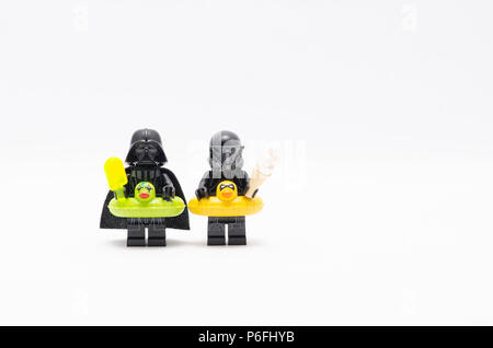 Darth Vader e morte trooper holding gelato. Lego minifigures sono fabbricati da Lego. Foto Stock