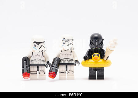 Storm troopers guardando la morte trooper holding gelato. Lego minifigures sono fabbricati da Lego. Foto Stock