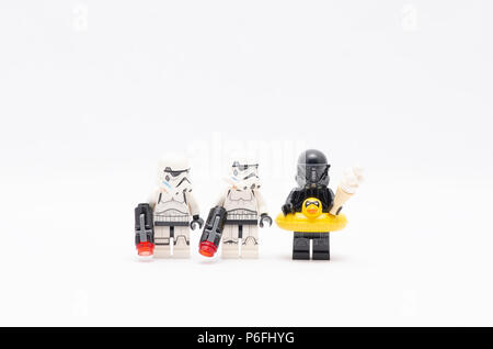 Storm troopers guardando la morte trooper holding gelato. Lego minifigures sono fabbricati da Lego. Foto Stock