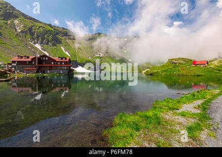 Area del lago Balea in nubi. Splendida estate paesaggio delle montagne Fagarasan, Romania. popolare località turistica Foto Stock