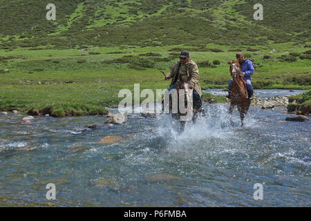 Cavalli attraversando il fiume Tup, Jyrgalan Valley, Kirghizistan Foto Stock