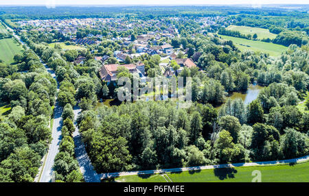 Vista aerea di un villaggio tedesco con una piccola foresta, un laghetto e una moated il castello in primo piano, nei pressi di Wolfsburg Foto Stock