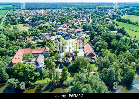 Vista aerea di un villaggio tedesco con una piccola foresta, un laghetto e una moated il castello in primo piano, nei pressi di Wolfsburg Foto Stock