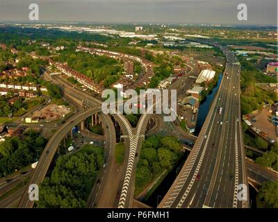 La fotografia aerea di una trafficata autostrada Foto Stock