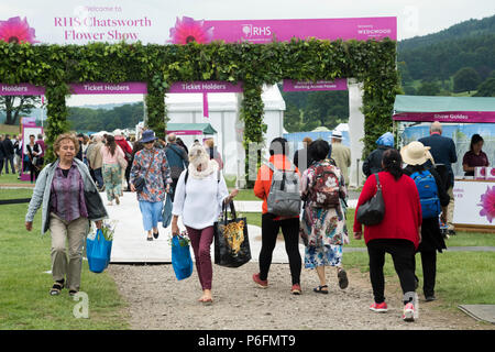 La gente a piedi & dall'entrata & uscita, proveniente & andando, in arrivo e in uscita - occupato showground, RHS Chatsworth Flower Show, Derbyshire, Inghilterra, Regno Unito. Foto Stock