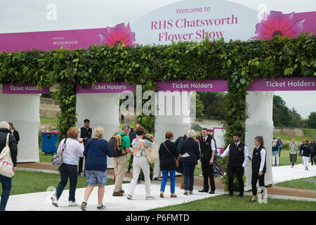 Persone che arrivano a piedi & al cancello di ingresso, un evento personale che lavora, scansione biglietti - showground, RHS Chatsworth Flower Show, Derbyshire, Inghilterra, Regno Unito. Foto Stock