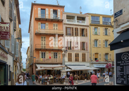 Le strade e le piazze della vecchia Antibes, Côte d'Azur, in Francia. Foto Stock