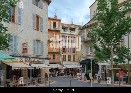 Le strade e le piazze della vecchia Antibes, Côte d'Azur, in Francia. Foto Stock