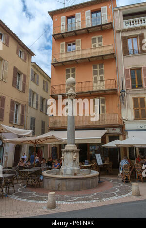 Le strade e le piazze della vecchia Antibes, Côte d'Azur, in Francia. Foto Stock