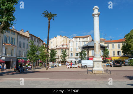 Le strade e le piazze della vecchia Antibes, Côte d'Azur, in Francia. Foto Stock