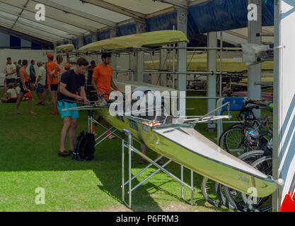 Henley on Thames, Regno Unito, 29 giugno 2018, Venerdì, "Henley Royal Regatta', gare di qualifica, [tempo] Sentieri London Rowing Club Rig e preparare la loro barca per la loro razza, oltre il corso regata, Henley raggiungere, il fiume Tamigi e Thames Valley, Inghilterra, © Peter SPURRIER, 29/06/2018 Foto Stock