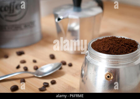 Moka piena di caffè macinato fresco pronto per essere preparati Foto Stock