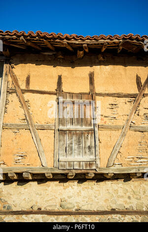 Medievale porta di legno del vecchio vintage di argilla abbandonata fienile nel villaggio bulgaro di Chavdar in montagna Stara Planina Foto Stock