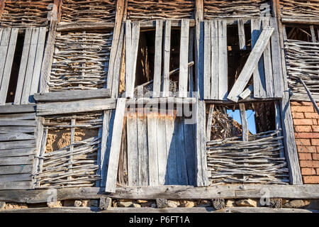 Casa medioevale di parete parziale costruzione tipica per i Balcani dal Villaggio bulgaro di Chavdar in montagna Stara Planina Foto Stock