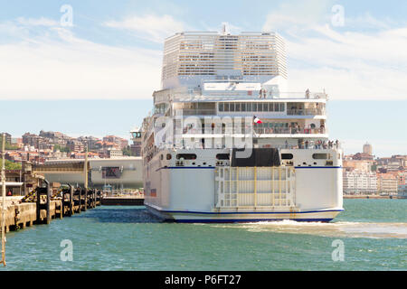 Il Brittany Ferries la nave di crociera Pont Aven docking in Santander Spagna Foto Stock