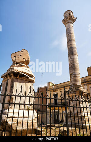 Colonne terminali della antica Via Appia che inizia a Roma e termina a Brindisi (Italia) Foto Stock