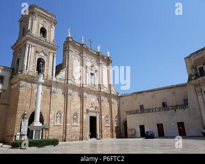 Brindisi, Italia - 30 Aprile 2018: La Pontificia Basilica Cattedrale di Brindisi e piazza nel deserto a Brindisi (Italia) Foto Stock