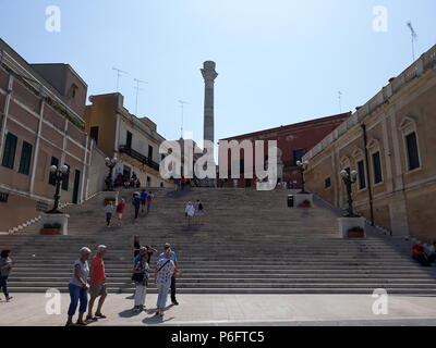 Brindisi, Italia - 30 Aprile 2018: Colonne terminali della antica Via Appia che inizia a Roma e termina a Brindisi (Italia) e i turisti in visita Foto Stock