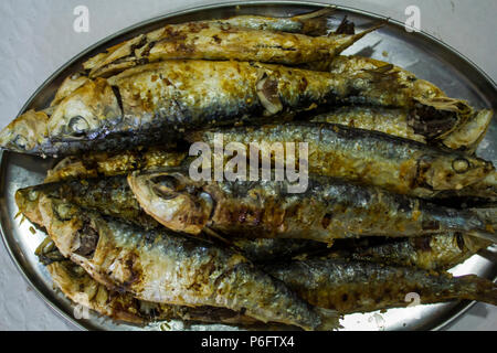 Sardine grigliate su un piatto d'argento. Vista superiore Foto Stock