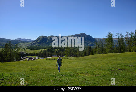 Trekking nel nord del deserto, Kanas Lake National Park, Xinjiang, Cina Foto Stock