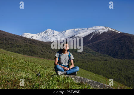 Godendo della vista lago Kanas National Park, Xinjiang, Cina Foto Stock