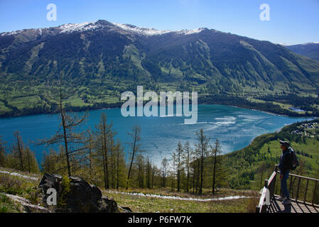 Godendo della vista lago Kanas National Park, Xinjiang, Cina Foto Stock