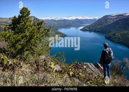 Godendo della vista lago Kanas National Park, Xinjiang, Cina Foto Stock