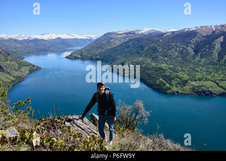 Godendo della vista lago Kanas National Park, Xinjiang, Cina Foto Stock