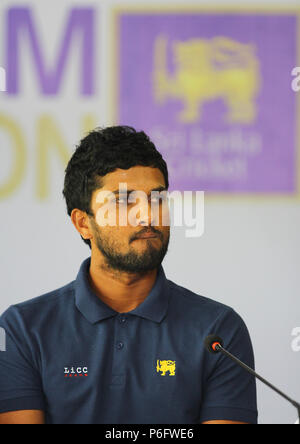 Il governo dello Sri Lanka cricket capitano Dinesh Chandimal parla durante una conferenza stampa. (Foto di Pradeep Dambarage / Pacific Stampa) Foto Stock