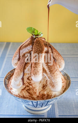 Bingsu - Coreano rasata dessert di ghiaccio con farciture dolci al cioccolato Foto Stock