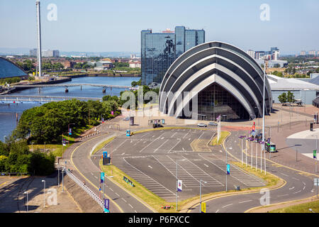 Vista ovest lungo il fiume Clyde alla Scottish Exhibition and Conference Centre, noto anche come l'armadillo a causa della sua forma, Anderston, Glsgow, Foto Stock