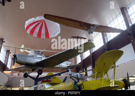 Il vecchio aereo in Nikola Tesla Museo Tecnico a Zagabria in Croazia Foto Stock