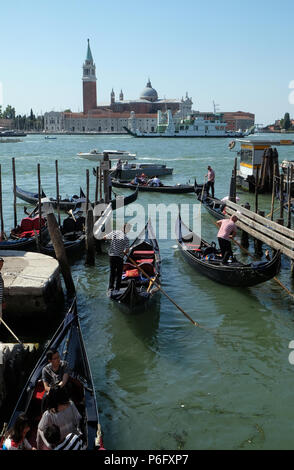 Gondoliere e la sua gondola in attesa di turisti per un giro in Canal Grande a Venezia, Italia il 28 maggio 2017. Foto Stock