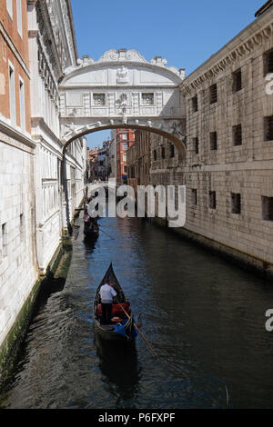 Vista di uno dei piccoli canali con gondole e di edifici storici di Venezia, Italia il 28 maggio 2017. Foto Stock