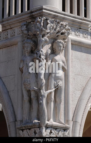 Dettaglio del Palazzo Ducale con le statue di Adamo ed Eva, Piazza San Marco, Venezia, Italia Foto Stock