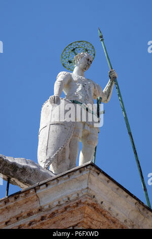 Saint Theodor, statua su una colonna di Piazza San Marco, Colonne di San Teodoro, Venezia, Italia, patrimonio mondiale dell UNESCO Foto Stock