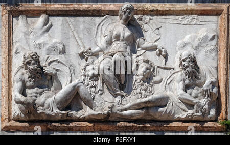 Rilievo che rappresenta Venezia sotto forma di giustizia dalla Loggetta da Jacopo Sansovino, sotto il Campanile di San Marco, Venezia, Italia, Foto Stock