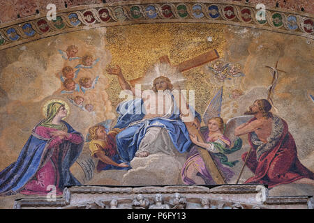 Nel Cristo in gloria, lunetta superiore arch, la facciata della Basilica di San Marco, Piazza San Marco, Venezia, Italia Foto Stock