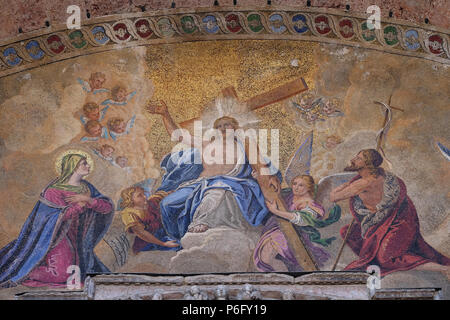 Nel Cristo in gloria, lunetta superiore arch, la facciata della Basilica di San Marco, Piazza San Marco, Venezia, Italia Foto Stock